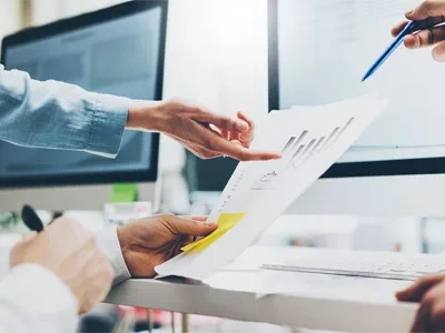 Trabalhador de saneamento do posto: varrer o chão não é uma tarefa fácil