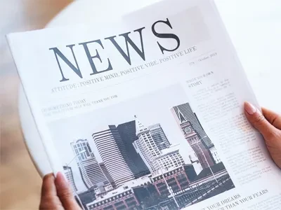 As mochilas escolares dos alunos são decoradas com ornamentos reflexivos para...