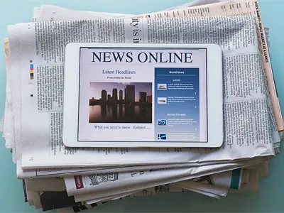 Pequenos policiais de trânsito em trajes refletivos