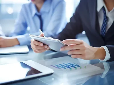 É seguro ser visto em roupas refletivas de segurança