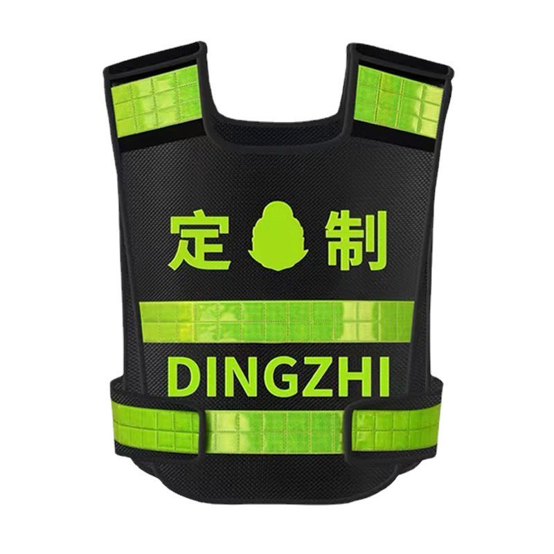 Colete preto de segurança no trânsito