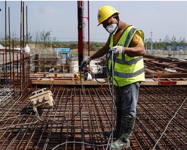 Quais são os estilos de coletes refletivos disponíveis no local?