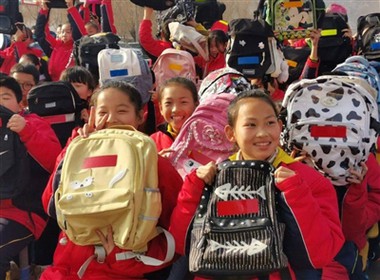 Leve mochilas escolares reflexivas para o campus para iluminar a atividade na...