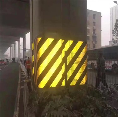 Linha reflexiva brilhante material reflexiva da capa de chuva na noite chuvosa,