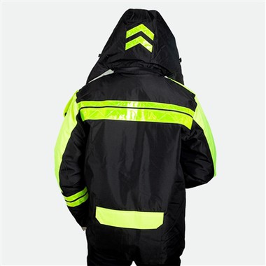 Como manter roupas refletivas quando usadas ao ar livre?