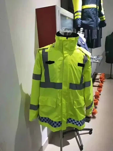 Qual é a utilidade de roupas refletivas de segurança?