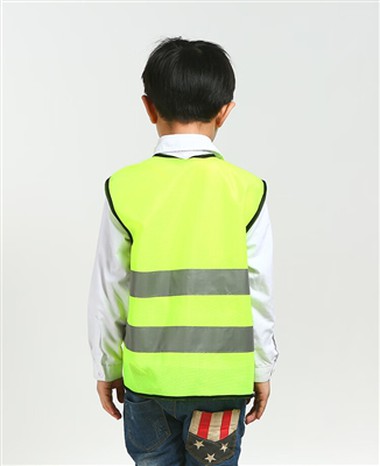 Usar colete de segurança luminoso torna você seguro para ser localizado.